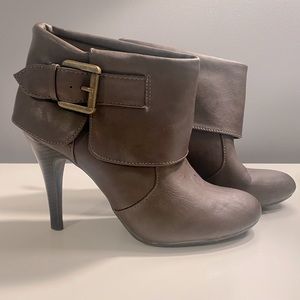 Dark grey/dark taupe bootie heels with buckle